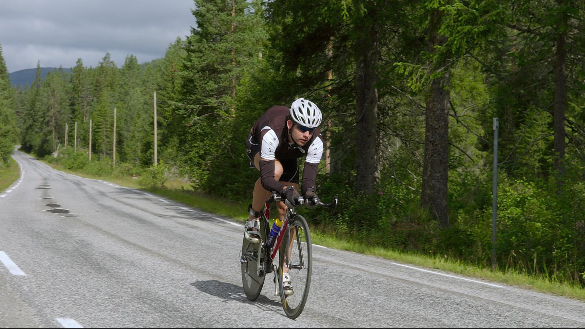 张伟丽与训练师合照展示团队力量，张伟丽 训练